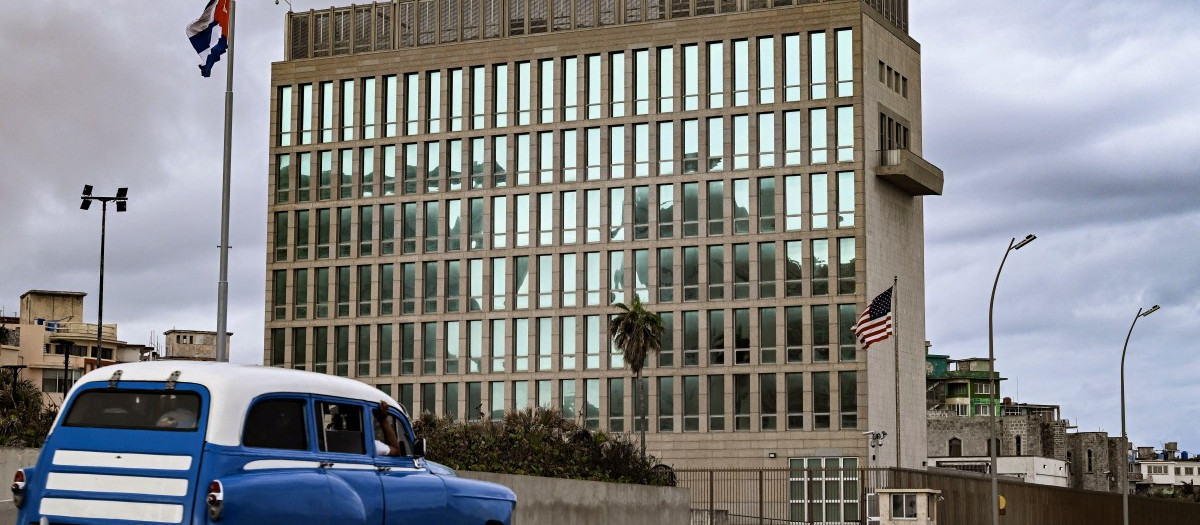 Un coche antiguo frente a la embajada de Estados Unidos en La Habana