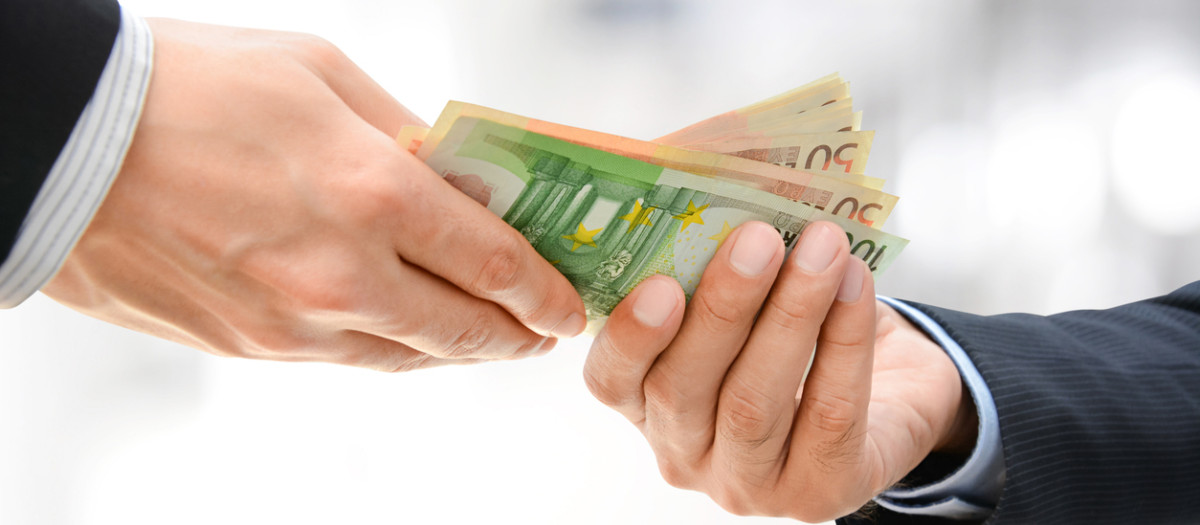 Hombre de negocios manos pasando dinero Euro