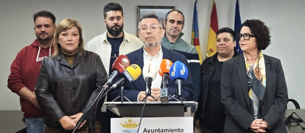 Imagen de Manuel Pineda junto a sus concejales tomada este miércoles