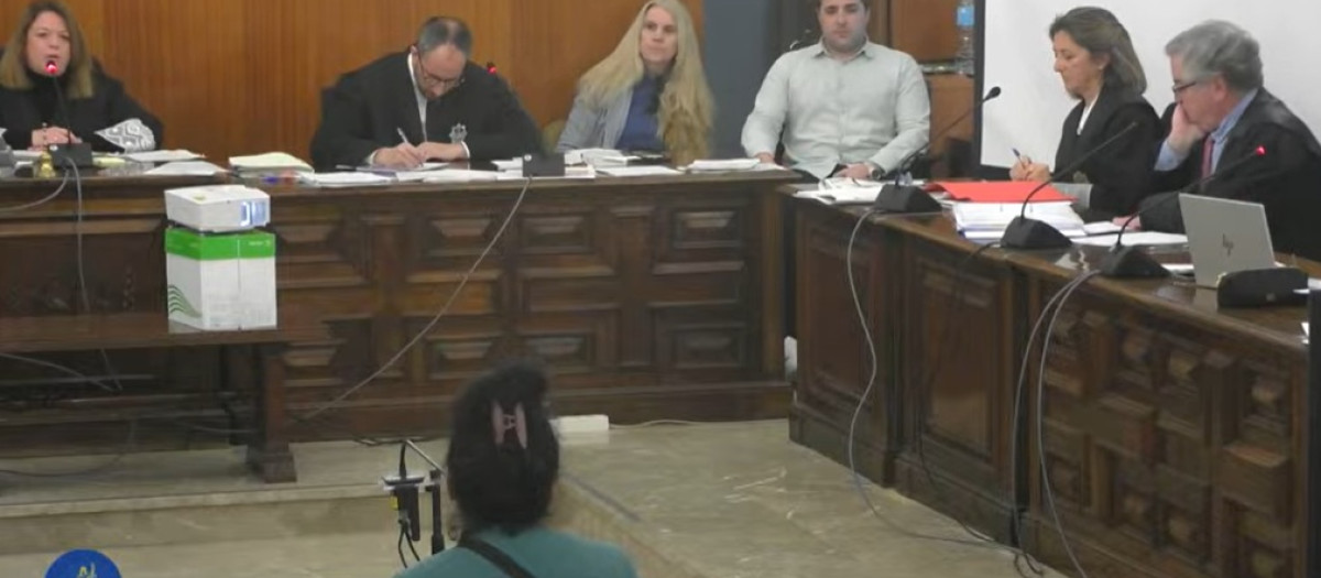 La madre, en el banquillo. La fiscal, la segunda por la derecha en la imagen