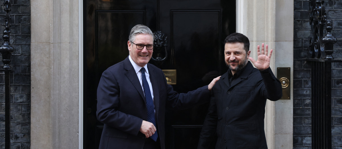 El primer ministro británico, Keir Starmer (izquierda), da la bienvenida al presidente de Ucrania, Volodimir Zelenski