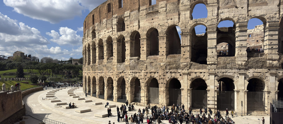 ROMA, 17/03/2026.- El Coliseo de Roma estrena nueva pavimentación exterior en mármol blanco, un proyecto que ha causado gran controversia entre arqueólogos y expertos en patrimonio. EFE/ Daniel Cáceres