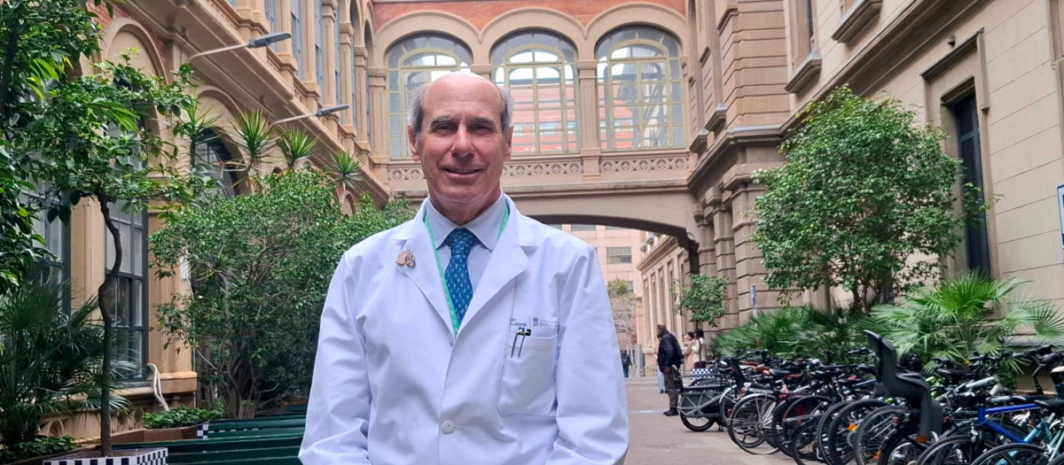 El doctor Laureano Molins, en el Hospital Clínic de Barcelona