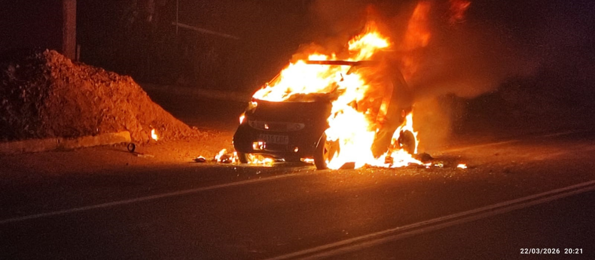 Vehículo ardiendo en Sangenjo (Pontevedra).

REMITIDA / HANDOUT por EMERXENCIAS SANXENXO
Fotografía remitida a medios de comunicación exclusivamente para ilustrar la noticia a la que hace referencia la imagen, y citando la procedencia de la imagen en la firma
23/3/2026