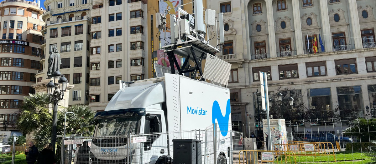 Imagen de la Unidad móvil de Telefónica en la Plaza del Ayuntamiento durante la semana de Fallas