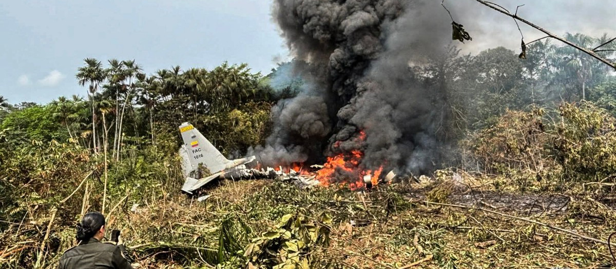 Llamas y una densa columna de humo negro se elevan desde un avión Hércules de la Fuerza Aérea que se estrelló durante el despegue en Colombia