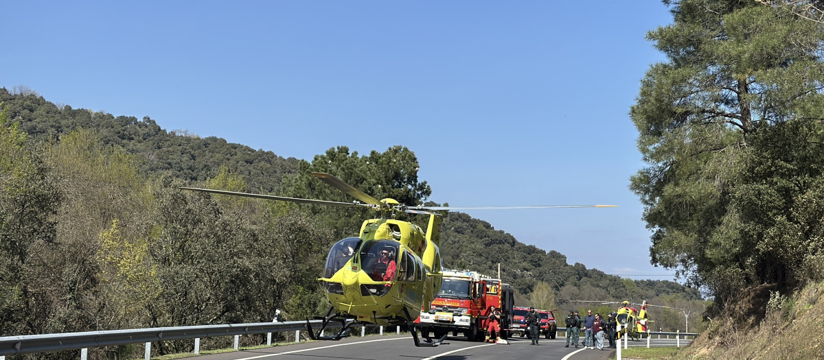 Helicóptero del Summa 112 evacúa a heridos en un accidente de tráfico en Navahondilla (Ávila)