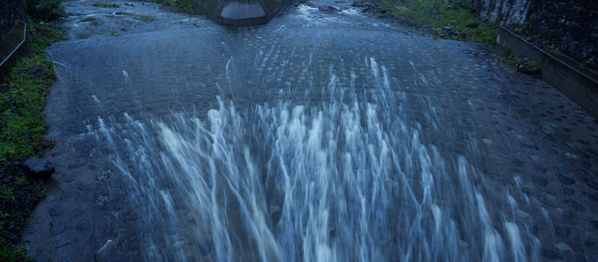 Un cauce de agua en Santa Cruz de Tenerife este martes, una jornada marcada por el paso de la borrasca Therese