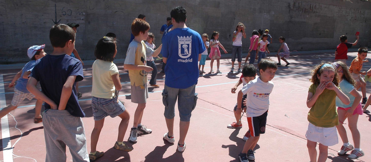 Varios niños en el patio de un colegio (Foto de archivo)