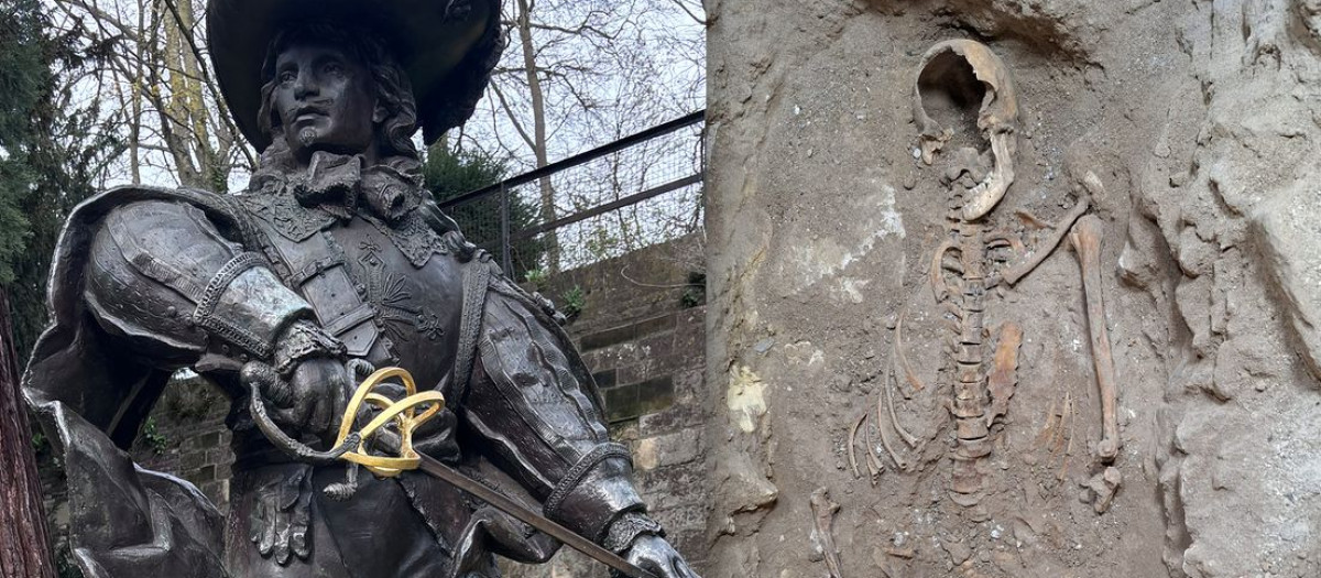 La estatua de d'Artagnan en el parque de la ciudad de Maastricht y el esqueleto encontrado