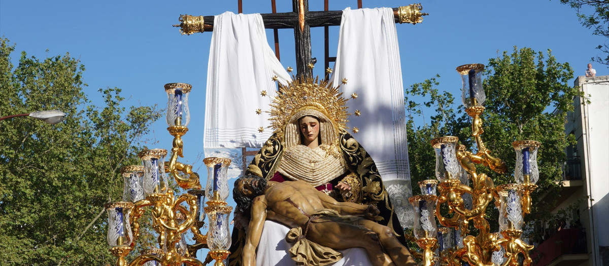 Paso de La Piedad de la Hermandad del Baratillo saliendo de su templo para hacer la estación de penitencia a la Catedral. 05 de abril del 2023. La Semana Santa de Sevilla es una de las celebraciones más importantes para los católicos, y en Sevilla se vive con especial fervor. Cerca de sesenta cofradías recorren las calles de la ciudad entre el viernes de Dolores y el Domingo de Resurrección.