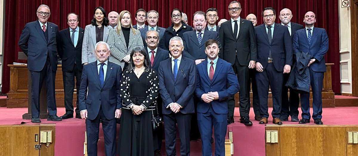 Rossanna Cecilia Surballe, Cónsul General de Argentina ha sido elegida Decana y
Yosef David Sánchez-Molina Rubín, Cónsul H. del Estado de Israel, Vicedecano segundo y
secretario general