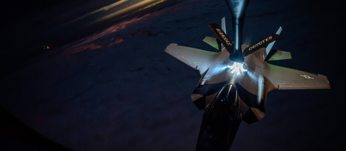 Un F-35 Lightning II de la Fuerza Aérea de Estados Unidos reposta combustible en pleno vuelo durante una misión de combate en la Operación Furia Épica
