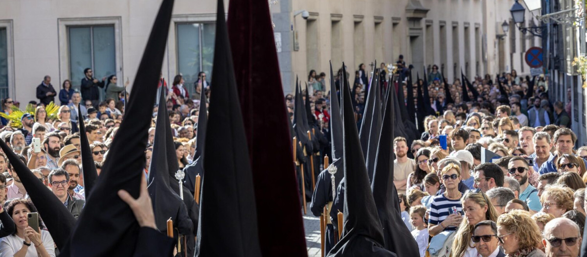 Calle peatonalizada por procesión de Semana Santa