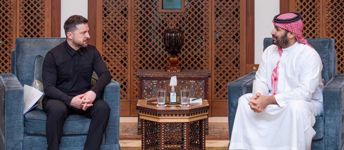 El príncipe heredero saudí Mohammed bin Salman (derecha) reunido con el presidente de Ucrania, Volodymyr Zelensky, en Yeda