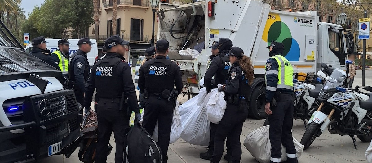 Agentes trasladas a Emaya los objetos de venta ambulante ilegal

REMITIDA / HANDOUT por AYUNTAMIENTO DE PALMA
Fotografía remitida a medios de comunicación exclusivamente para ilustrar la noticia a la que hace referencia la imagen, y citando la procedencia de la imagen en la firma
27/3/2026