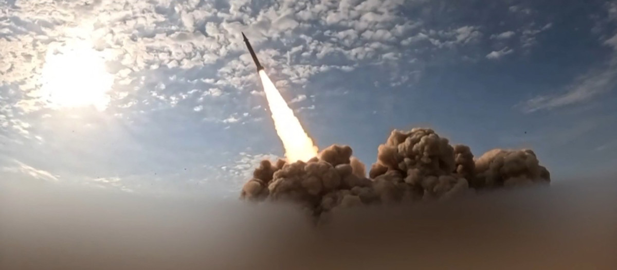 This video grab taken from images released by the Iranian state broadcaster (IRIB) on March 26, 2026, shows what it says is the second phase of the 82nd wave of missiles launched against Israel and US bases in the United Arab Emirates and Kuwait. The US president warned Iran on March 26, to engage in talks to end the Middle East war "before it is too late", after Tehran publicly spurned US overtures to resolve the nearly four-week conflict. On February 28, Israel and the United States launched strikes on Iran killing its supreme leader and triggering a war that spread across the Middle East and unleashed chaos across global markets and sent oil prices soaring. (Photo by IRIB TV / AFP) / - Israel OUT / RESTRICTED TO EDITORIAL USE - MANDATORY CREDIT AFP -  SOURCE: IRIB - NO MARKETING - NO ADVERTISING CAMPAIGNS  - DISTRIBUTED AS A SERVICE TO CLIENTS - NO RESALE - NO ACCESS ISRAEL MEDIA/PERSIAN LANGUAGE TV STATIONS OUTSIDE IRAN/ STRICTLY NO ACCESS BBC PERSIAN/ VOA PERSIAN/ MANOTO-1 TV/ IRAN INTERNATIONAL/RADIO FARDA - AFP IS NOT RESPONSIBLE FOR ANY DIGITAL ALTERATIONS TO THE PICTURE'S EDITORIAL CONTENT
Oleada de misiles lanzados contra Israel y las bases estadounidenses en los Emiratos Árabes Unidos y Kuwait.