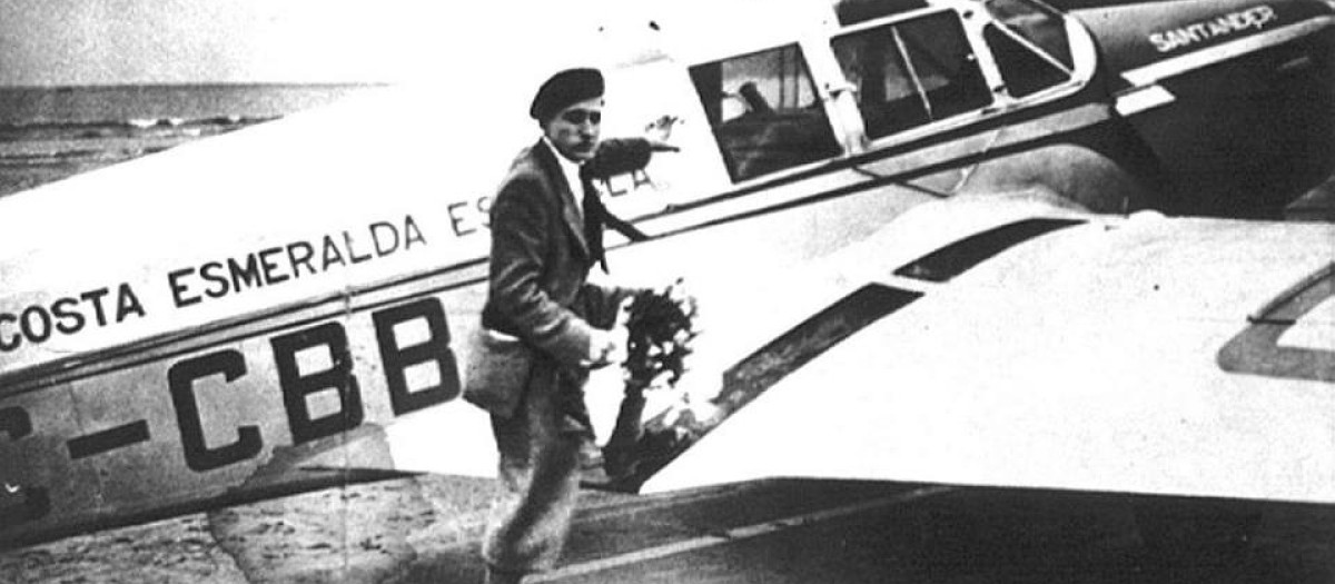 Juan Ignacio Pombo en su avioneta “Santander” poco antes de iniciar el vuelo Santander-Madrid