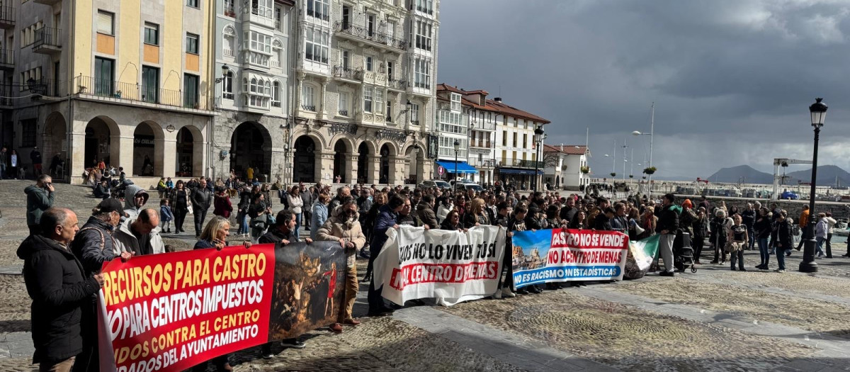 (Foto de ARCHIVO)
Decenas de personas durante una marcha contra la implantación de centros de menores migrantes no acompañados