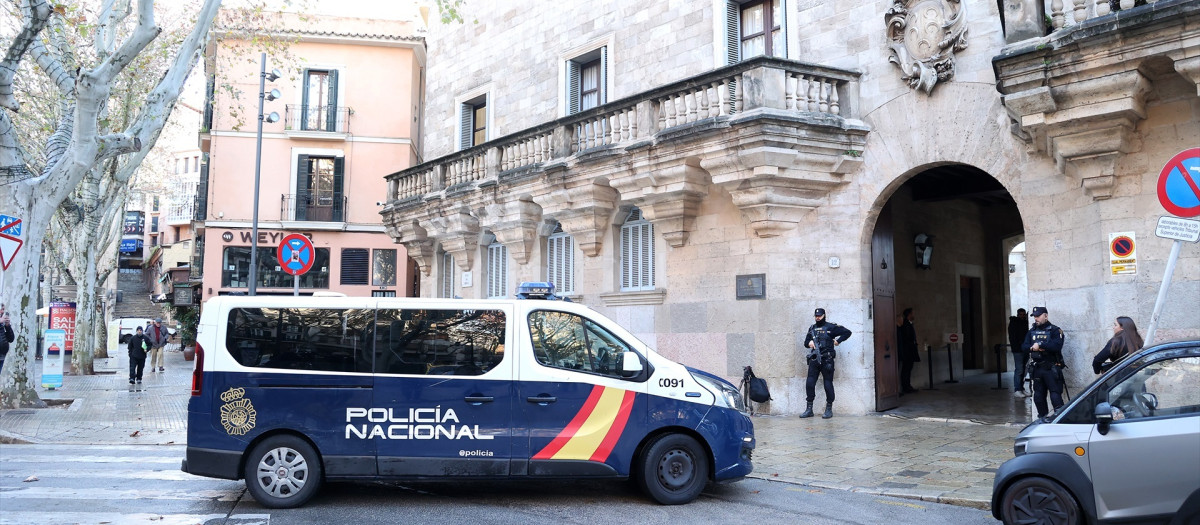 Un furgón de la Policía Nacional llega a la Audiencia Provincial de Baleares, a 17 de enero de 2025, en Palma