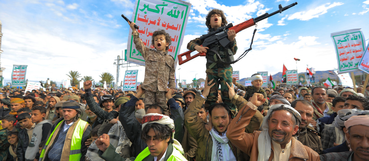 Simpatizantes hutíes portan armas durante una manifestación en la capital de Yemen, Saná