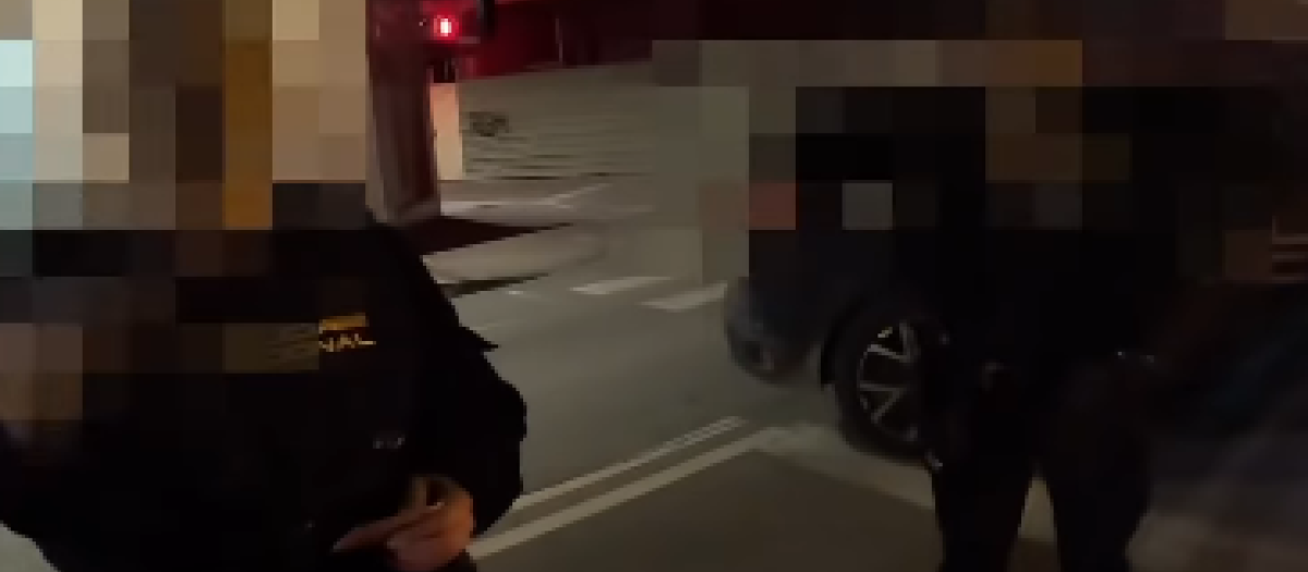 El Policía Nacional le llega a facilitar su número de identificación