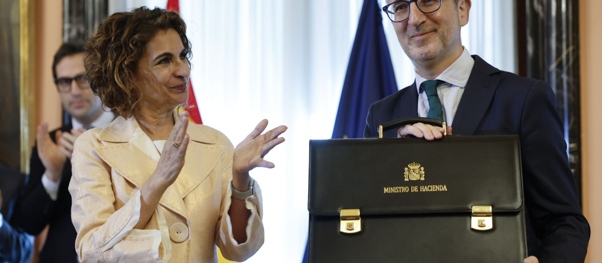 María Jesús Montero cede la cartera de Hacienda a su sucesor, Arcadi España