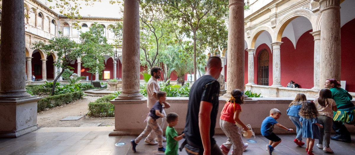 Imagen de una de las visitas al Centre del Carme
