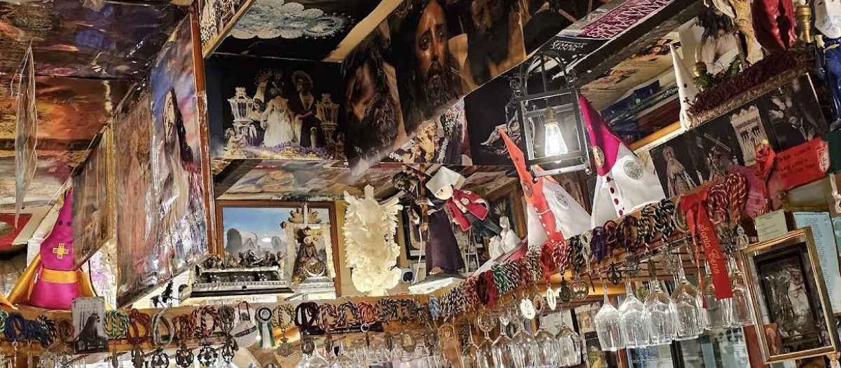 El interior del local con decoración de Semana Santa