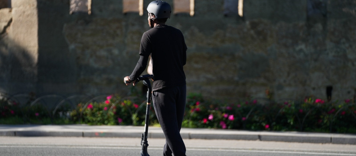 Un conductor de patinete eléctrico en Sevilla.

MARIA JOSÉ LÓPEZ - EUROPA PRESS
31/3/2026