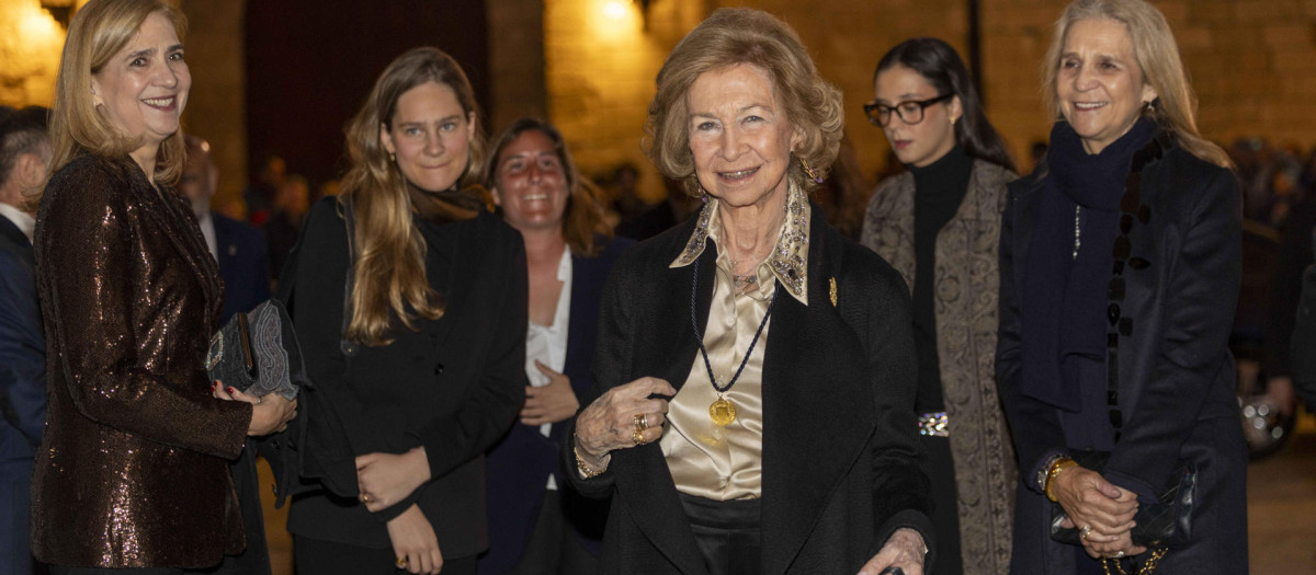 La reina Sofía acompañada por las infantas Cristina y Elena a su llegada al Concierto Anual de Pascua