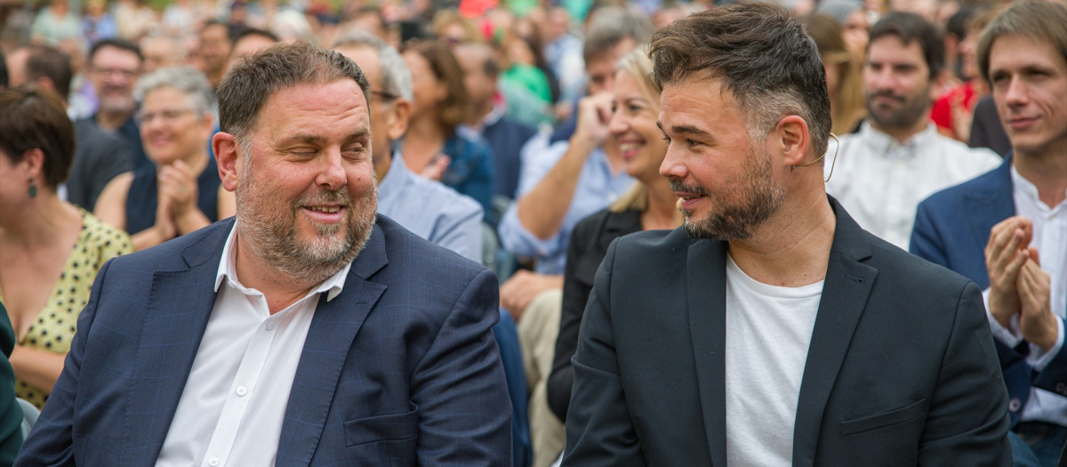 (Foto de ARCHIVO)
El portavoz de Esquerra Republicana de Catalunya (ERC) en el Congreso de los Diputados, Gabriel Rufián (d), mira al presidente de ERC, Oriol Junqueras, en su presentación como alcaldable de Santa Coloma de Gramenet, acompañado del presidente de ERC, Oriol Junqueras, a 23 de octubre de 2022, en Santa Coloma de Gramanet, Barcelona, Cataluña, (España). La asamblea local de Esquerra Gramenet anunció el pasado 8 de octubre la proclamación «por unanimidad» de Rufián como candidato a la alcaldía de Santa Coloma, que ahora ostentan el partido socialista. Santa Coloma de Gramanet es la séptima ciudad más poblada de la provincia de Barcelona, y la novena de Cataluña.

Lorena Sopêna / Europa Press
23 OCTUBRE 2022;CATALUNYA;POLÍTICA;INDEPENDENTISMO;INDEPENDIENTES
23/10/2022
