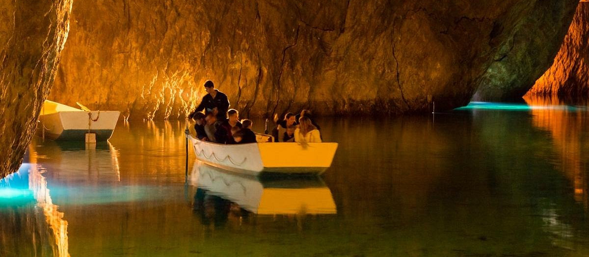 Paseo en barca por el lago subterráneo más grande de Europa