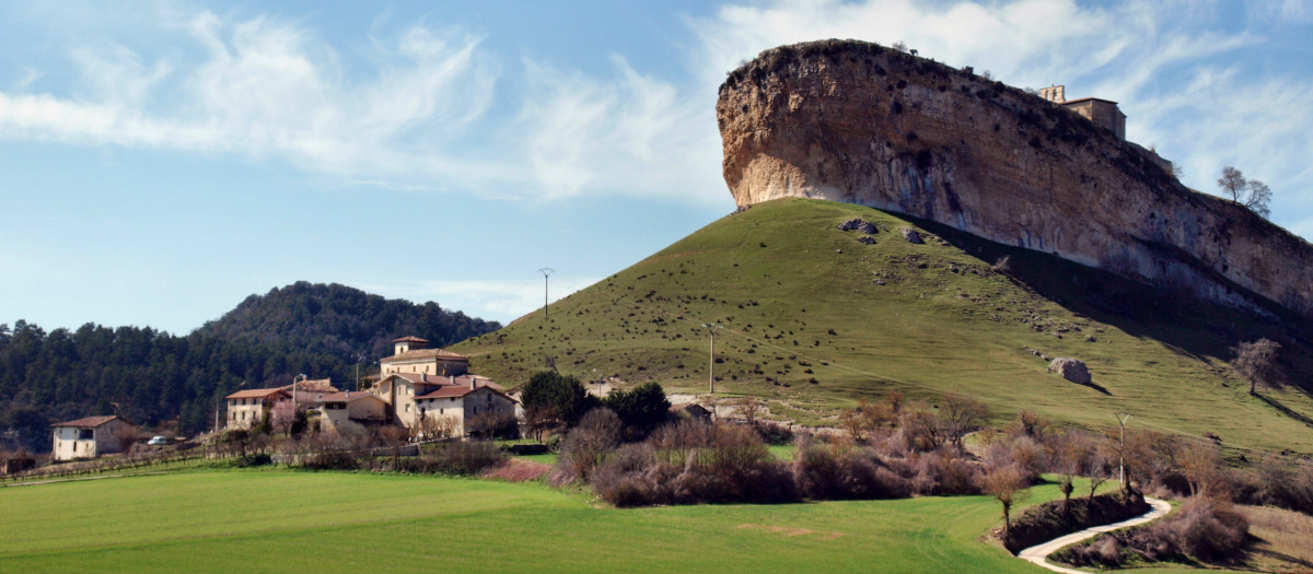 La ermita se encuentra en la cima de un singular promontorio