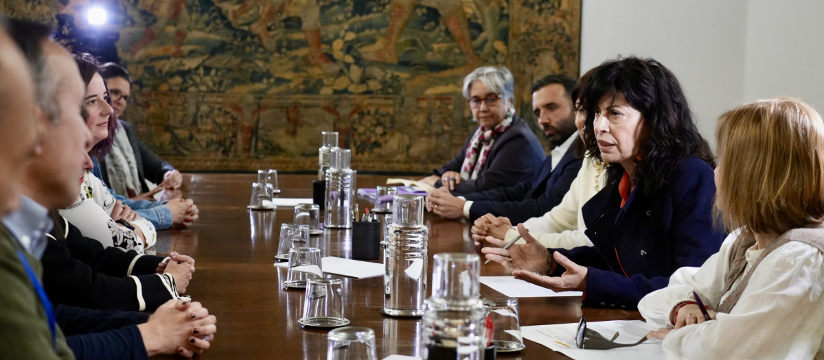 Imagen de la ministra Redondo junto al Colectivo Semana Santa Inclusiva de Sagunto