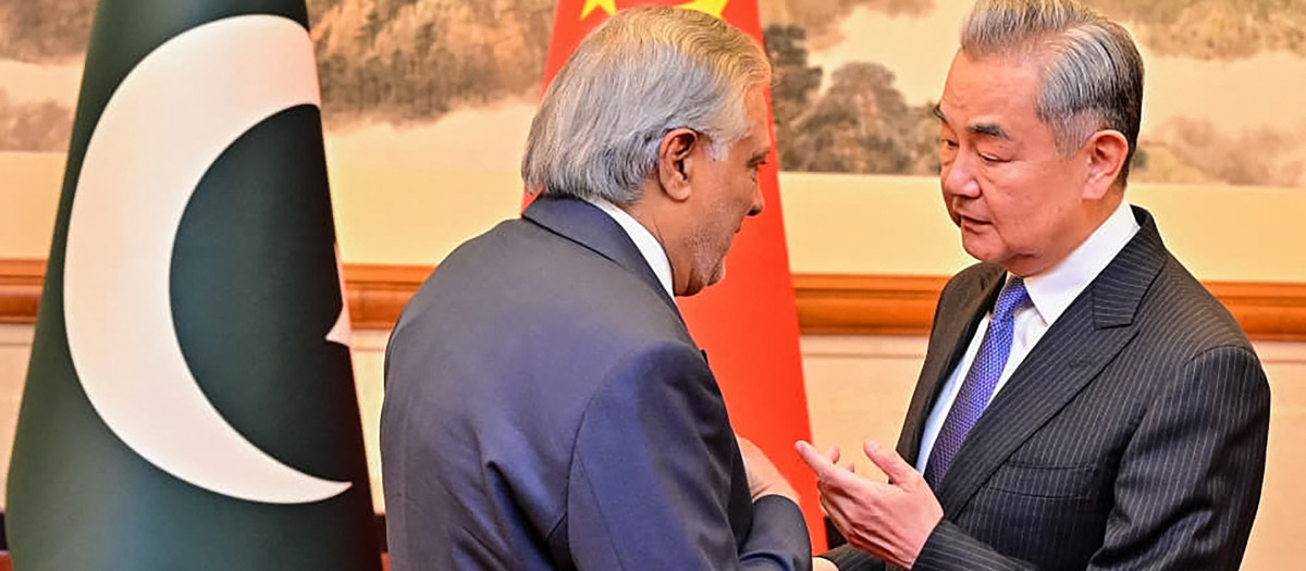 El ministro de Exteriores pakistaní Ishaq Dar saluda a su homólogo chino Wang Yi en Pekín