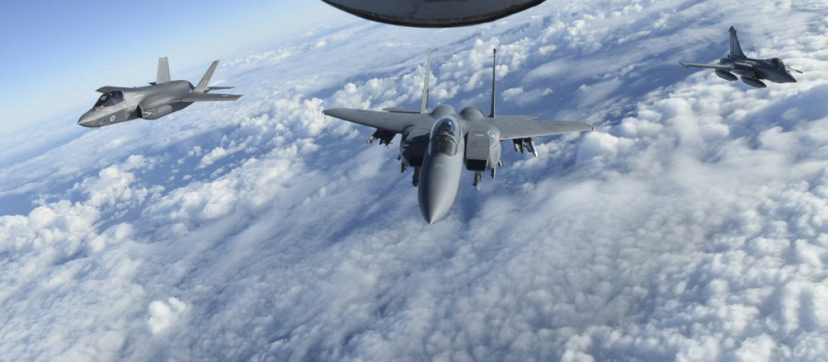 Un avión F-35 Lightning II de la Royal Air Force, a la izquierda, un F-15E Strike Eagle de la Fuerza Aérea de EE. UU., en el centro, y un Rafale de la Fuerza Aérea francesa vuelan detrás de un KC-135 Stratotanker de la Fuerza Aérea de EE. UU. durante el ejercicio Point Blank sobre el Canal de la Mancha. (Foto de Stocktrek Images / StockTrek Images vía AFP)