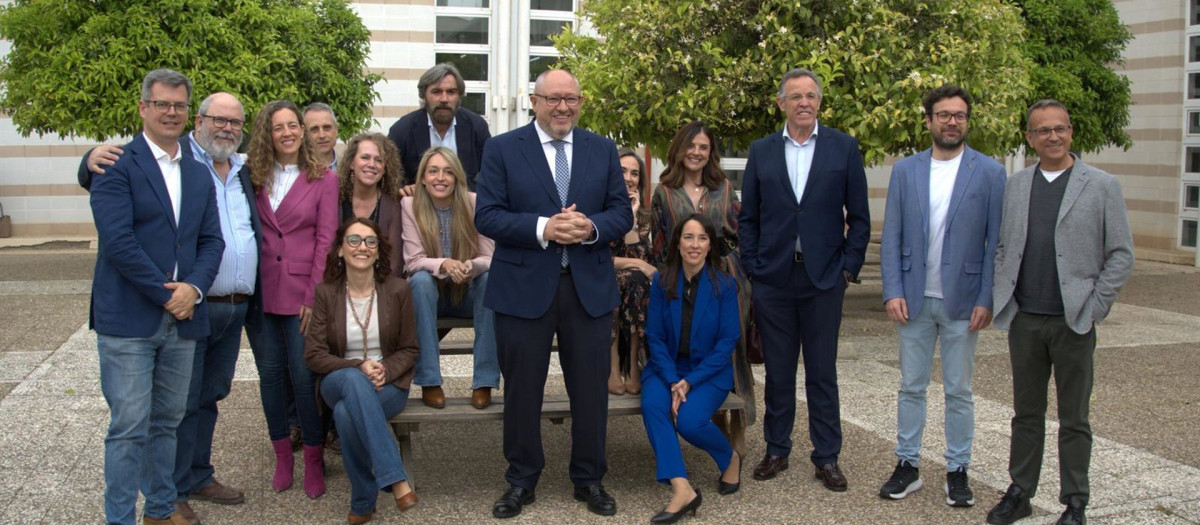 07/04/2026 Manolo Torralbo (centro), con su equipo.
POLITICA ANDALUCÍA ESPAÑA EUROPA CÓRDOBA
CANDIDATURA DE MANOLO TORRALBO