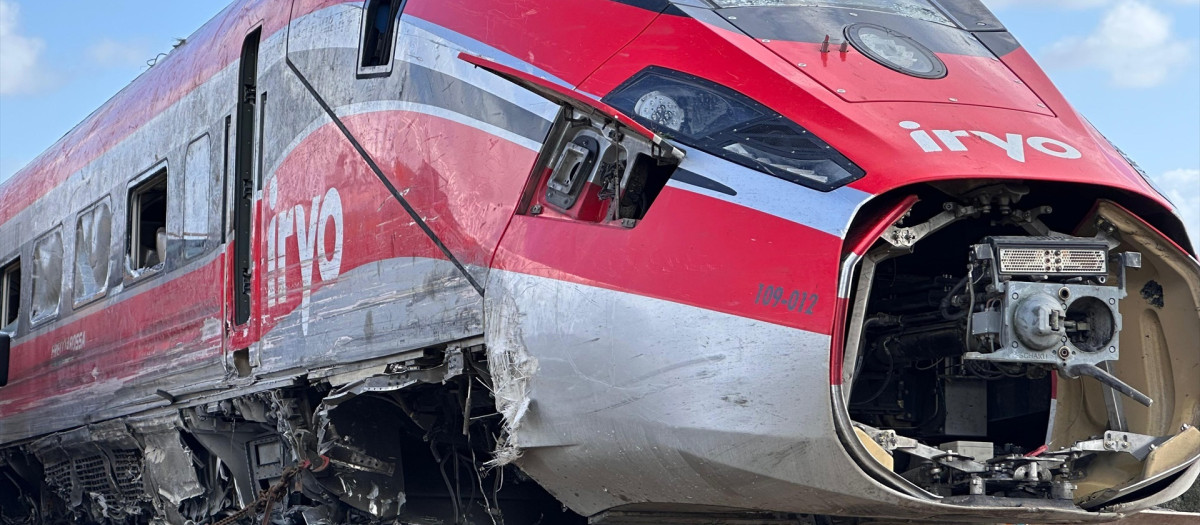 (Foto de ARCHIVO)
Uno de los vagones del Iryo accidentado en Adamuz es transportado por una grúa, a 23 de enero de 2026, en Audaz, Córdoba, Andalucía (España). Los trabajos en la zona del accidente ferroviario en Adamuz (Córdoba) continúan hoy centrados en la retirada de los restos de ambos trenes y la limpieza de las vías, todo ello después de que hayan finalizado las labores de emergencia tras localizarse en la tarde de este pasado jueves a las dos últimas víctimas desaparecidas, que han elevado a 45 el número de personas fallecidas en este siniestro.

Europa Press / Europa Press
23 ENERO 2026;PIXELADA
23/1/2026