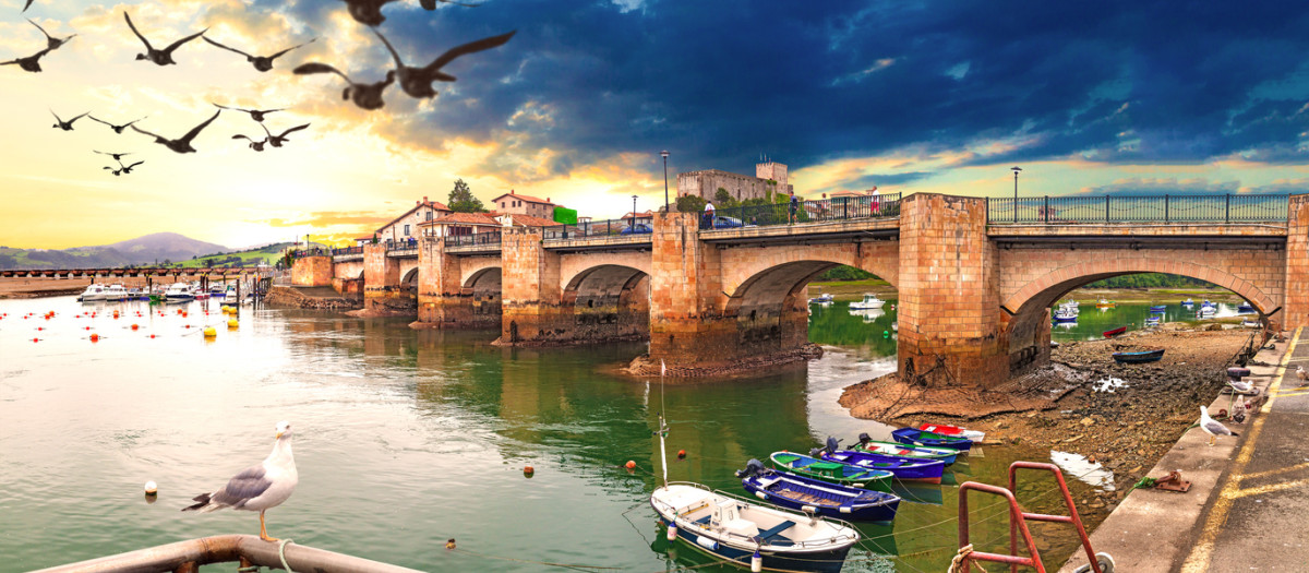 Puente de San Vicente de la Barquera con la luz del atardecer