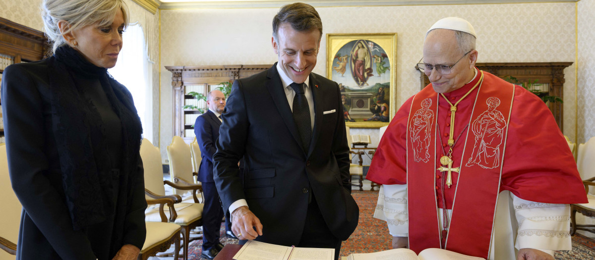 Emmanuel Macron con Brigitte y el Papa Leon XIV