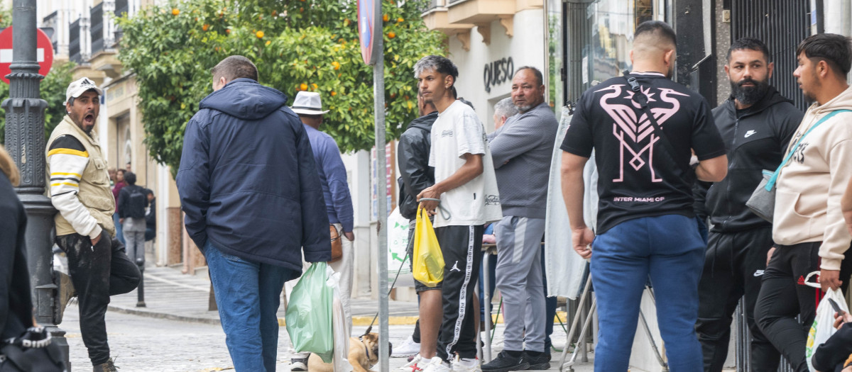 Familias gitanas y musulmanas se concentran en el centro del pueblo en señal de protesta por lo sucedido. La Guardia Civil ha reforzado en las últimas horas su presencia en Montefrío (Granada) para evitar tensiones y altercados después de que un hombre de 45 años, ya detenido, agrediera este lunes con un hacha en la calle a dos mujeres y a un hombre que resultaron heridos. EFE/ Miguel Angel Molina