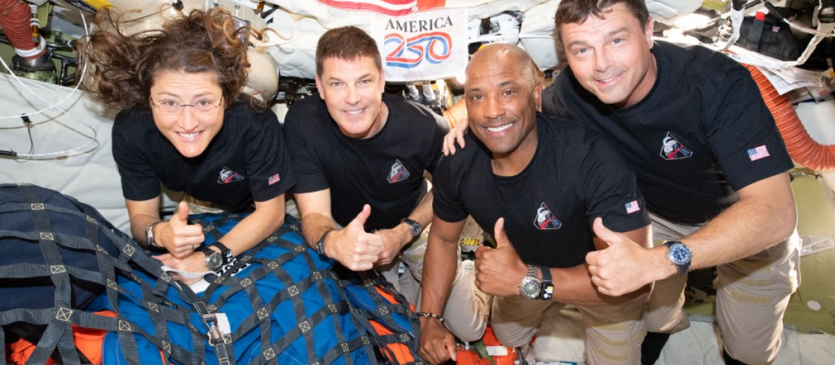 La tripulación de Artemis II —(de izquierda a derecha) la especialista de misión Christina Koch, el especialista de misión Jeremy Hansen, el piloto Victor Glover y el comandante Reid Wiseman