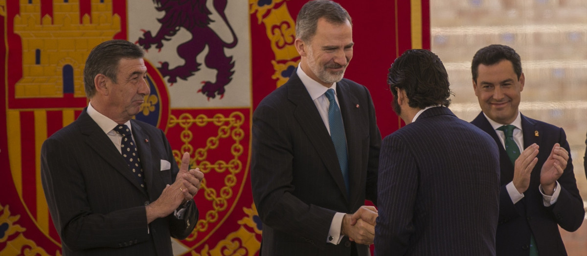 El Rey Felipe VI saluda al diestro Morante de la Puebla durante un acto de 2020