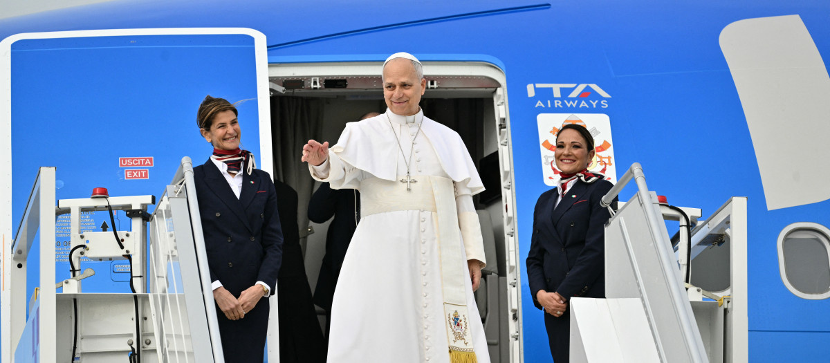 León XIV embarca en su avión con destino a Argel