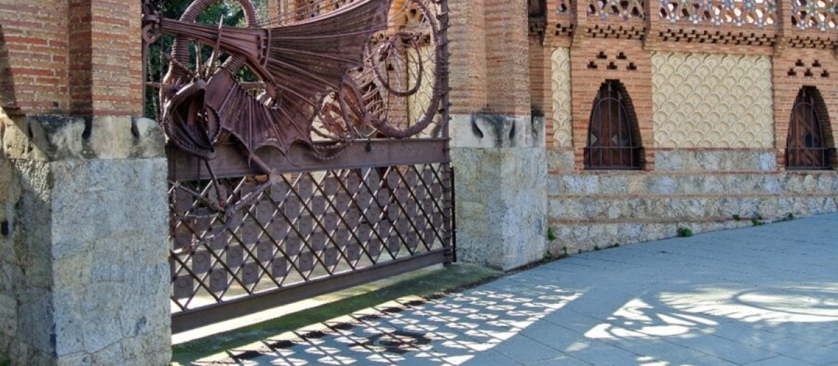 El dragón de hierro forjado que guarda el acceso a los Pabellones Güell