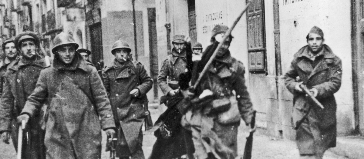 Soldados republicanos en las calles de Teruel, durante la conquista de la ciudad