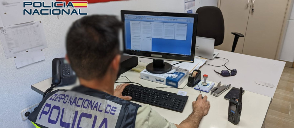 Imagen de un agente de la Policía Nacional