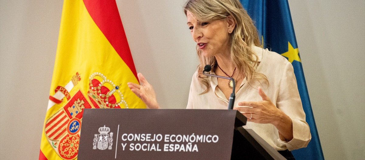 La vicepresidenta segunda del Gobierno y ministra de Trabajo y Economía Social, Yolanda Díaz, presenta los resultados de la Evaluación de Impacto de las actuaciones financiadas por el Fondo Social Europeo 2016-2023, en el Consejo Económico y Social (CES), a 13 de abril de 2026, en Madrid (España). El estudio, realizado conjuntamente por Cáritas Española, Cruz Roja Española, Fundación ONCE y Fundación Secretariado Gitano, confirma que los programas de inserción sociolaboral impulsados por estas organizaciones generan un retorno social de 3 euros por cada euro invertido y que la participación en sus itinerarios personalizados incrementa hasta un 79% la probabilidad de acceder a un empleo entre las personas inactivas en situación de exclusión social.

Gabriel Luengas / Europa Press
13/4/2026