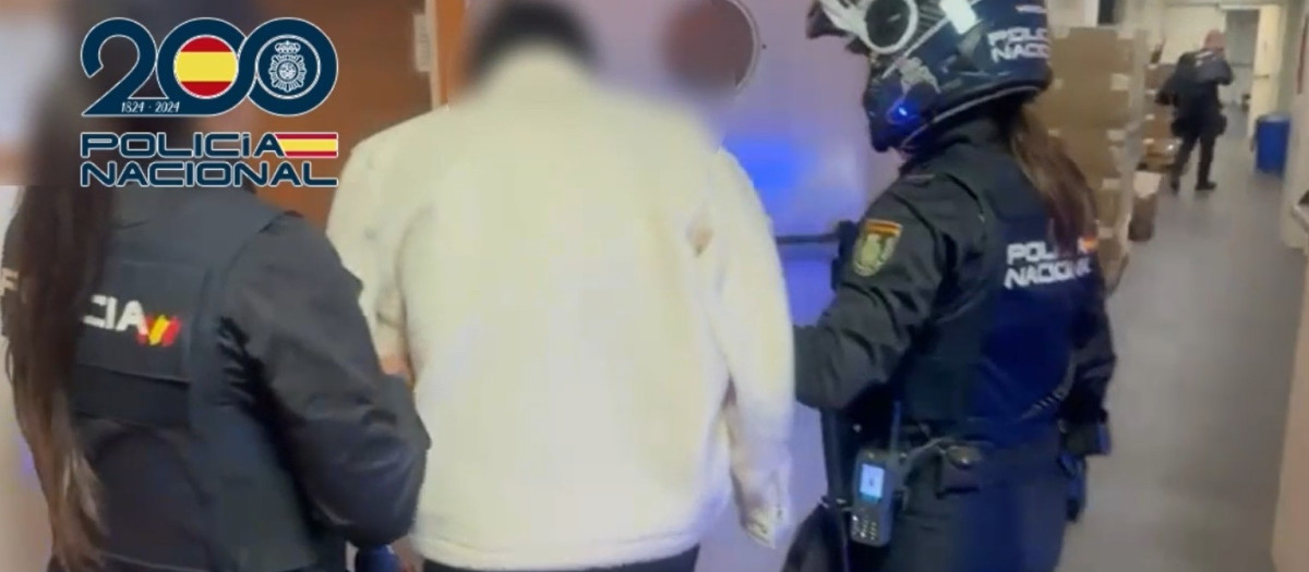 Imagen de la deteción del hombre acusado de violencia de género y apuñalar a los padres de su expareja
